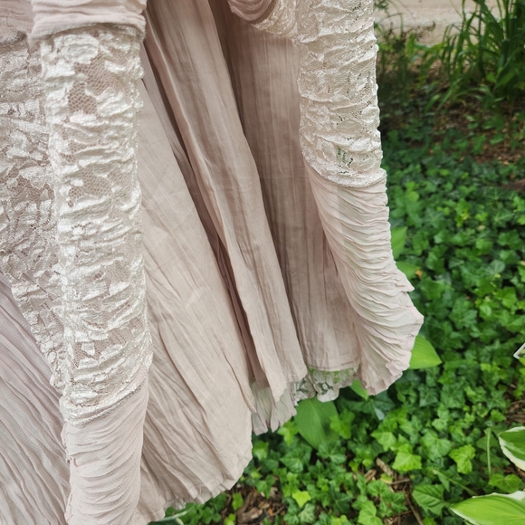 Chic Pink and Gold Tiered Midi Sundress with Flutter Sleeves - Picture 4 of 5